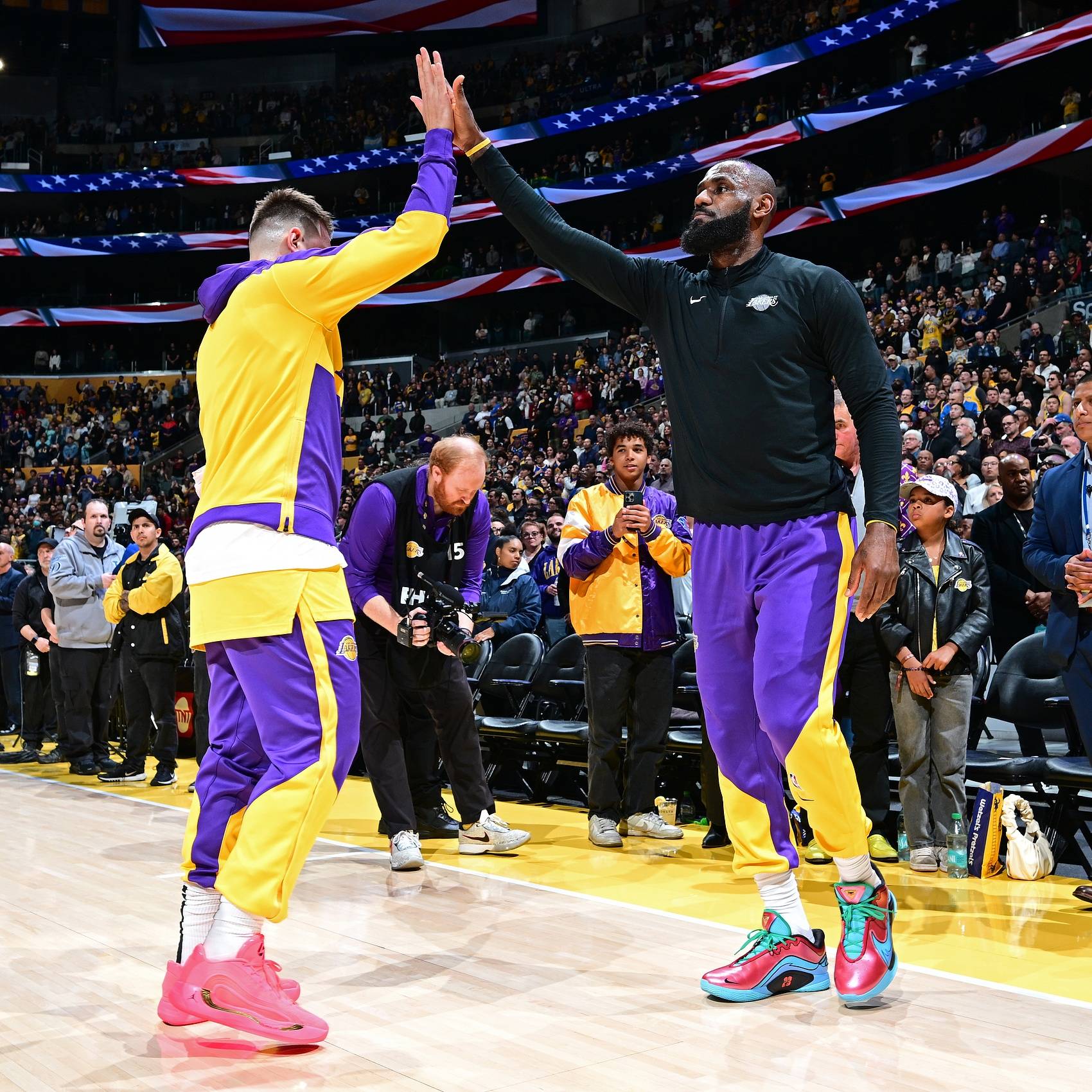 关于洛杉矶湖人迎NBA季后赛关键赛，转会期内部沟通，引发热议，更衣室氛围转暖的信息