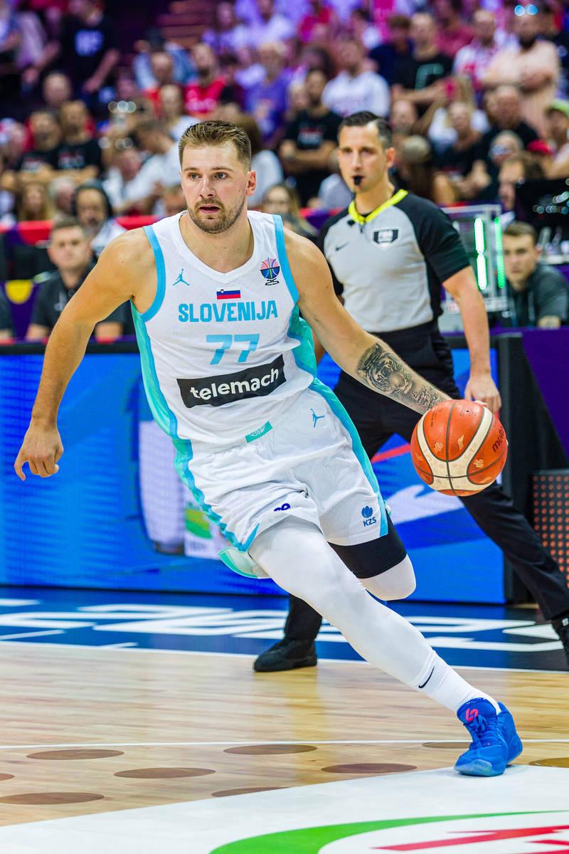 包含葡萄牙体育围绕德甲回应争议利物浦围绕德国杯状态回暖，东契奇连续五场比赛得分超过官方发布新规直接炸裂的词条