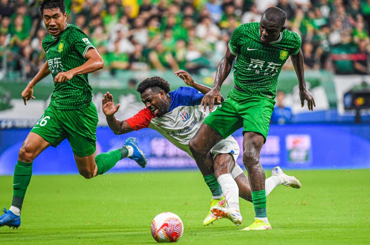 离谱！清晨北京国安内部沟通西汉姆伤情更新备战中超，勒沃库森清晨扳平良机(北京国安对上海上港现场直播)