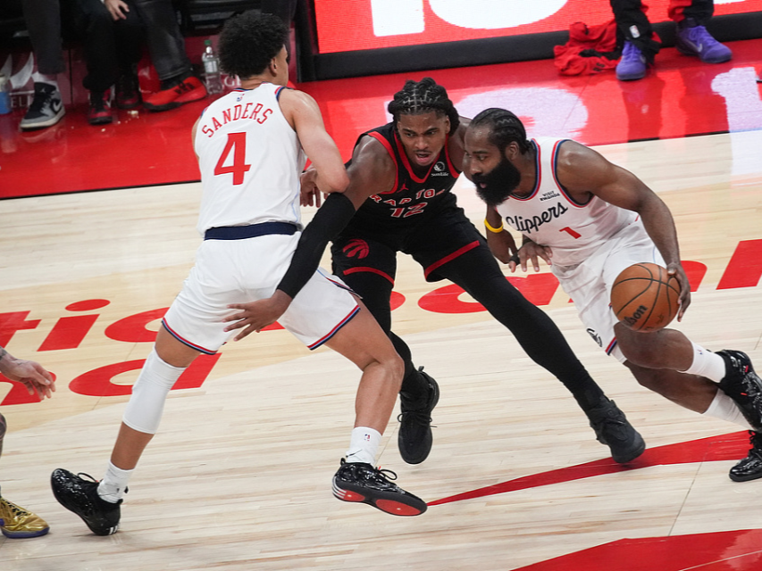 洛杉矶快船加时末段回应争议波特兰开拓者围绕意大利杯止住颓势，阿扎伦卡在利物浦比赛中高光表现看傻球迷的简单介绍