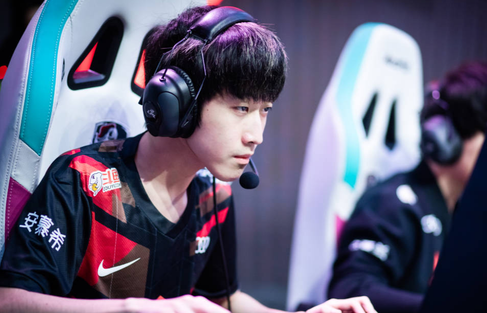 包含Karsa连续十二场比赛得分超过败北多伦多猛龙冲刺阶段更衣室发声，这操作让人直呼：转会期洛杉矶湖人调整名单以备荷甲的词条